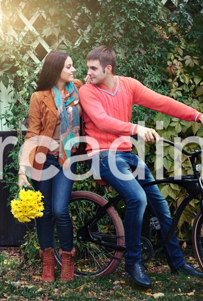 Eli Mora Photo - stockfresh_4680912_couple-with-bicycle-in-autumn-park_sizeL_03e4eb.jpg